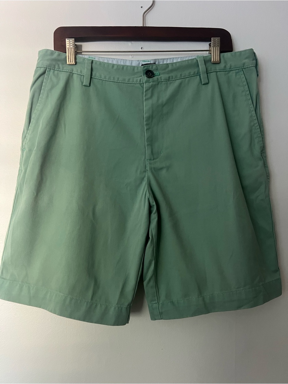 Reed Edward Men's Classic Preppy Chino Shorts in Sage Green, size 33” Waist